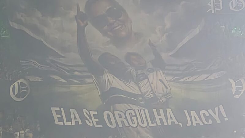 Torcida do Coritiba homenageia Jacy em bandeirão ao lado da mãe, vítima de câncer; assista ao vídeo