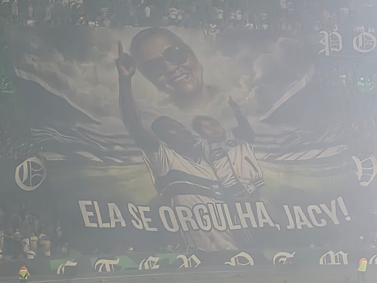 Torcida do Coritiba homenageia Jacy em bandeirão ao lado da mãe, vítima de câncer; assista ao vídeo