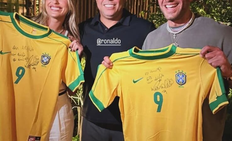 Sabalenka e noivo brasileiro ganham camisas autografadas por Ronaldo Fenômeno e postam foto