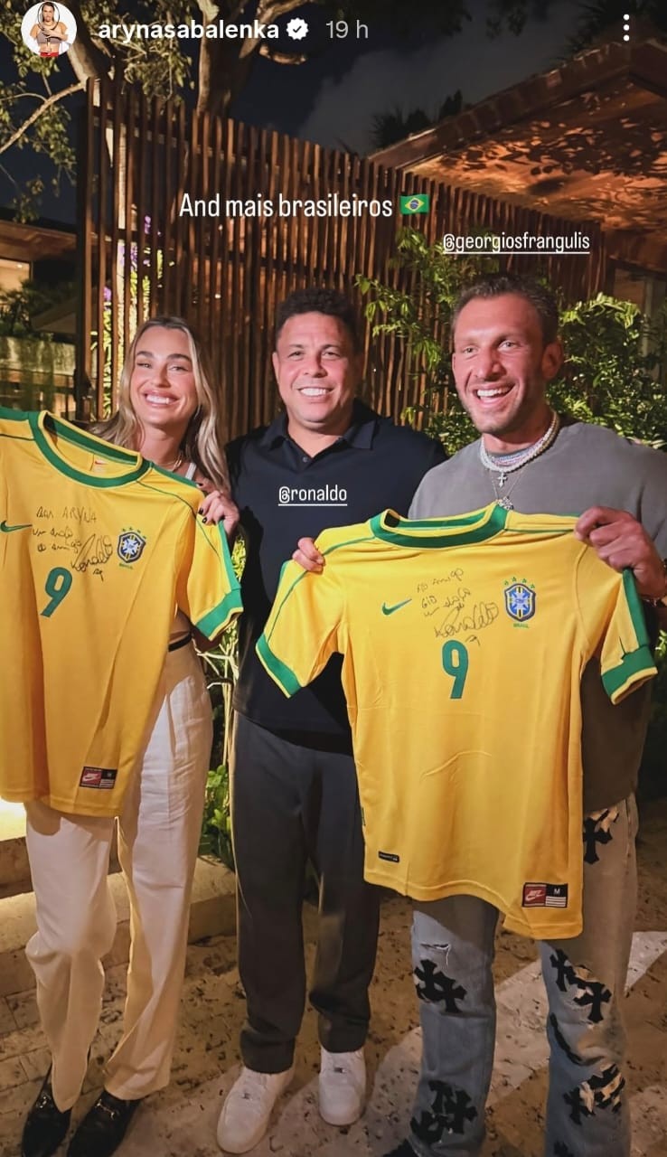 Sabalenka e noivo brasileiro ganham camisas autografadas por Ronaldo Fenômeno e postam foto