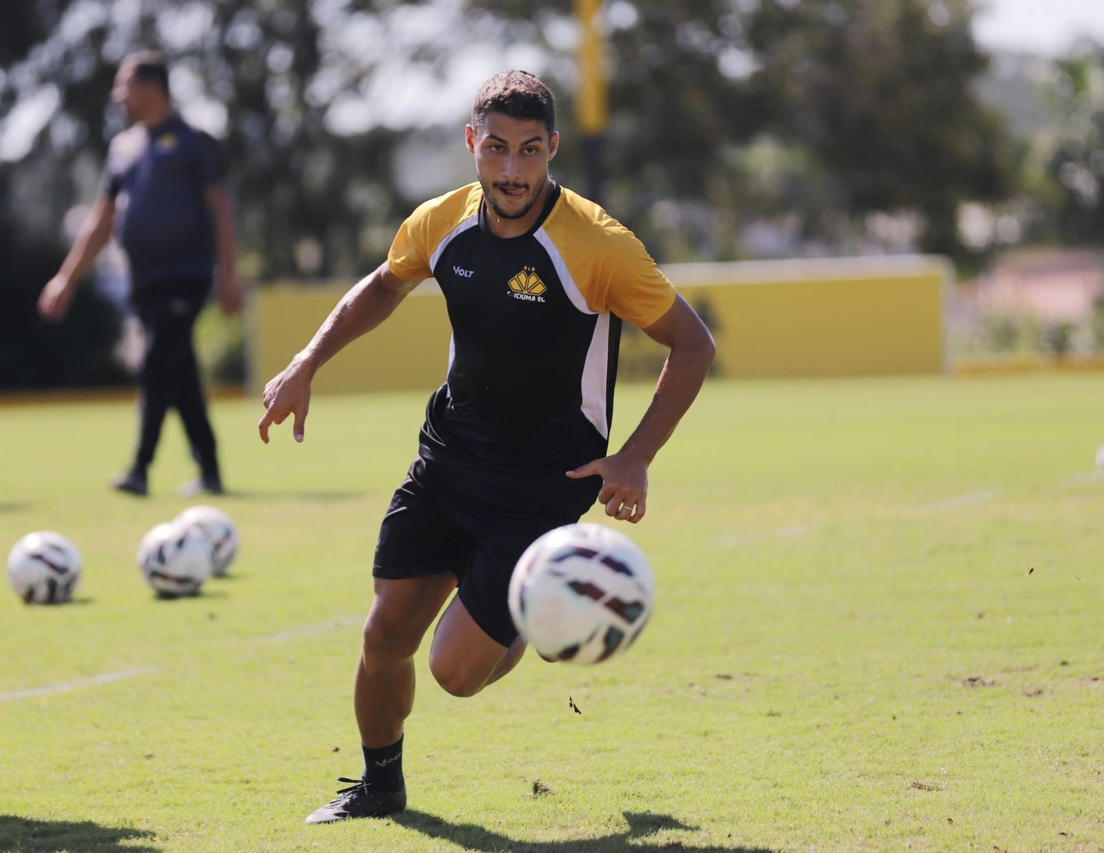 Lateral do Criciúma projeta confronto com o Goiás na Série B: “Indo para pontuar”
