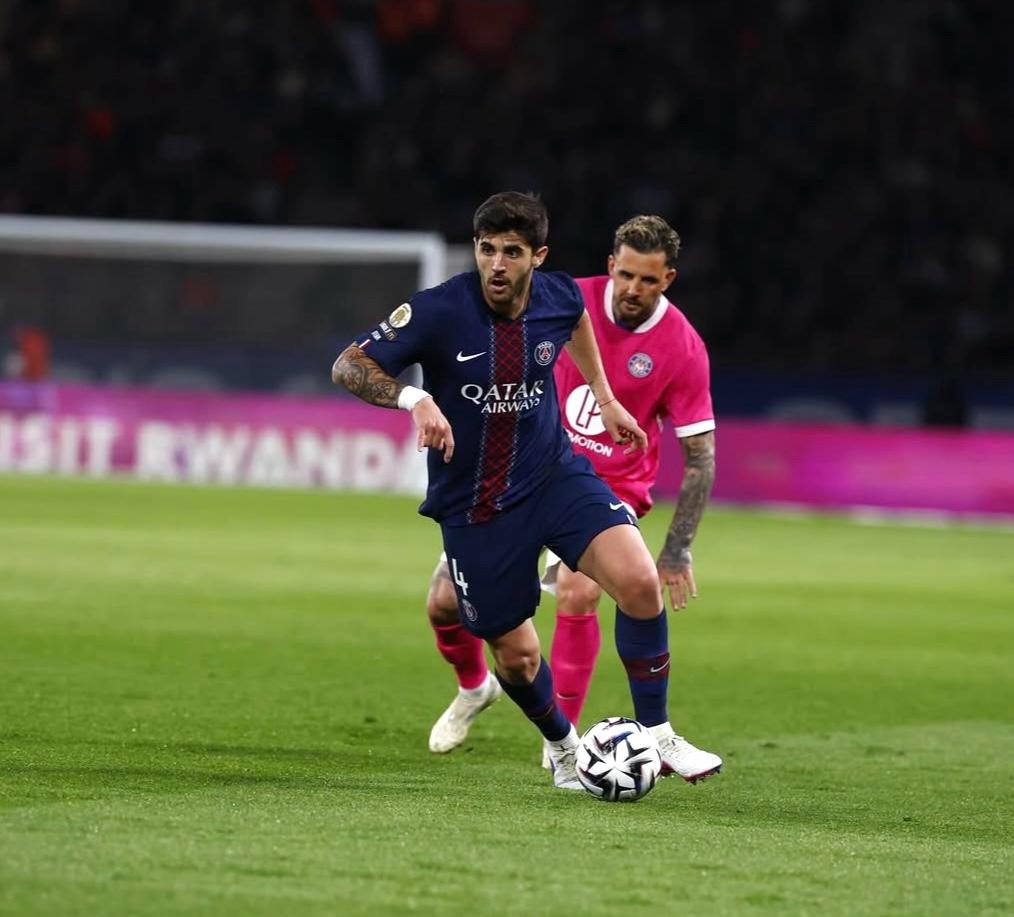 Beraldo recebe elogios de Luis Enrique após estreia como volante titular no PSG: “Ataca e defende bem”