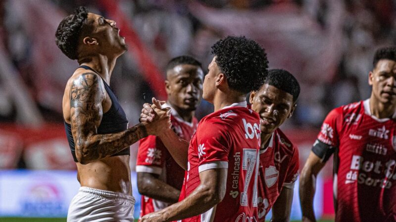 Atacante chamado Puskas rouba a bola de goleiro e marca gol da vitória em clássico da Série B; veja