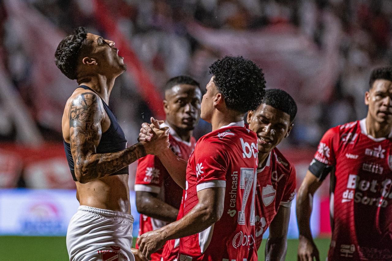 Atacante chamado Puskas rouba a bola de goleiro e marca gol da vitória em clássico da Série B; veja