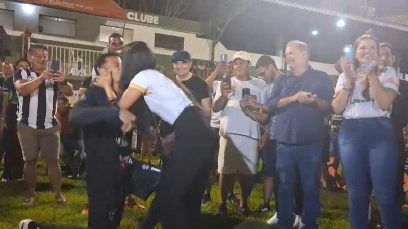Goleiro fica de joelhos após perder título no Tocantinense e pede namorada em casamento; VÍDEO