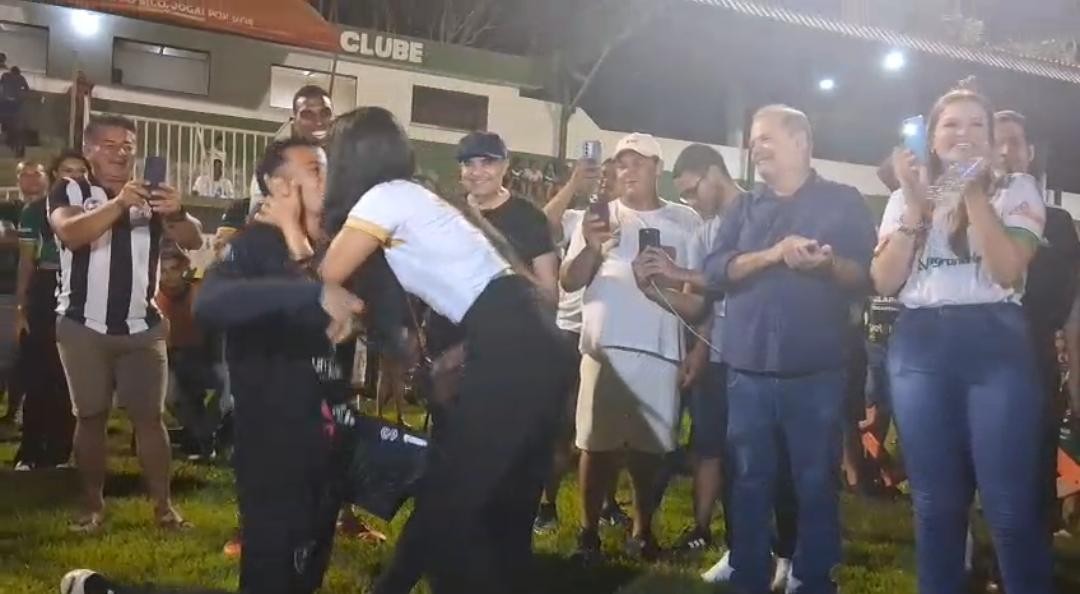 Goleiro fica de joelhos após perder título no Tocantinense e pede namorada em casamento; VÍDEO