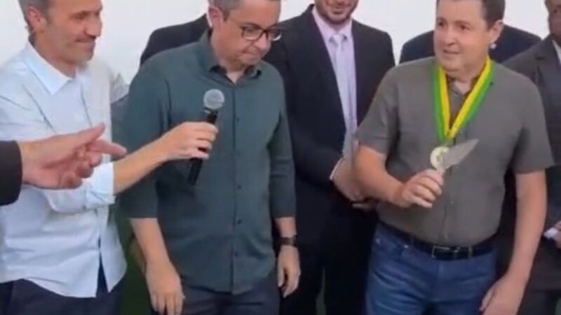 Convidado grita nome de rival e causa constrangimento no aniversário do Goiás; vídeo