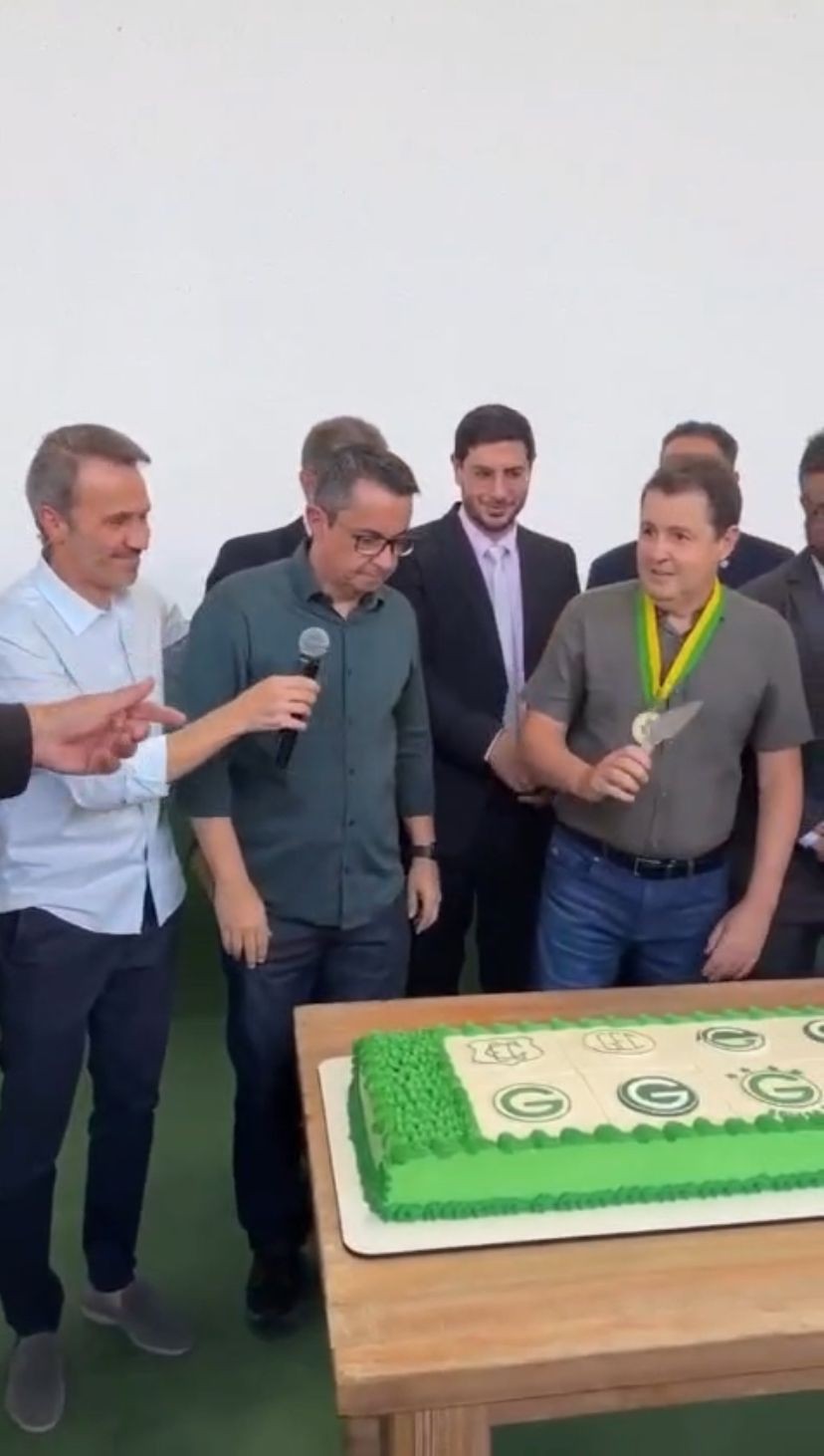 Convidado grita nome de rival e causa constrangimento no aniversário do Goiás; vídeo