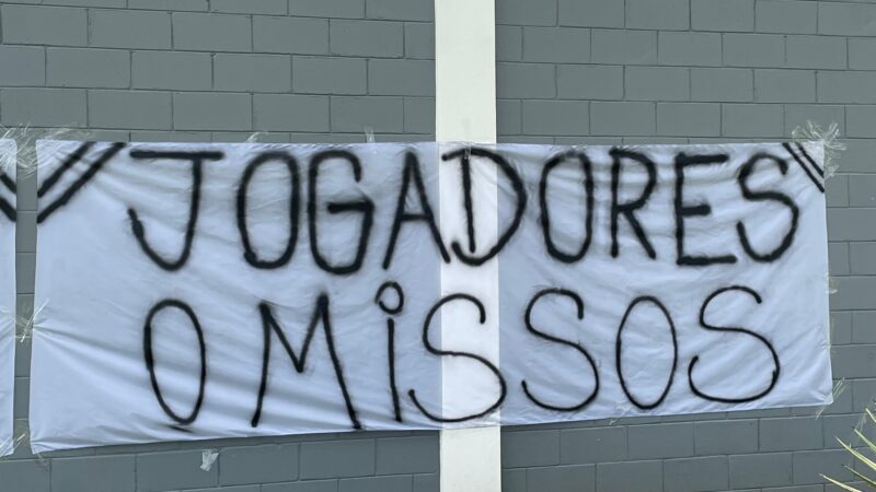 Torcida do Corinthians pendura faixas de protesto no CT Joaquim Grava: “Elenco vagabundo”