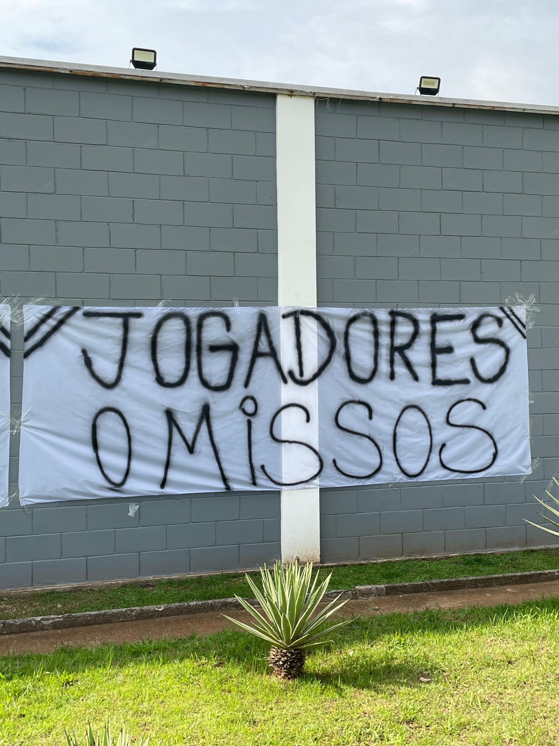 Torcida do Corinthians pendura faixas de protesto no CT Joaquim Grava: “Elenco vagabundo”