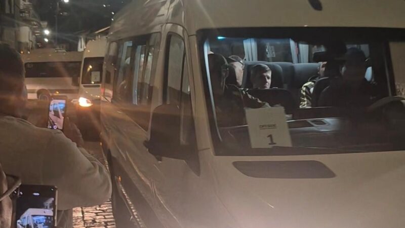 Com jogadores divididos em vans, Flamengo chega a Cusco para a estreia na Libertadores