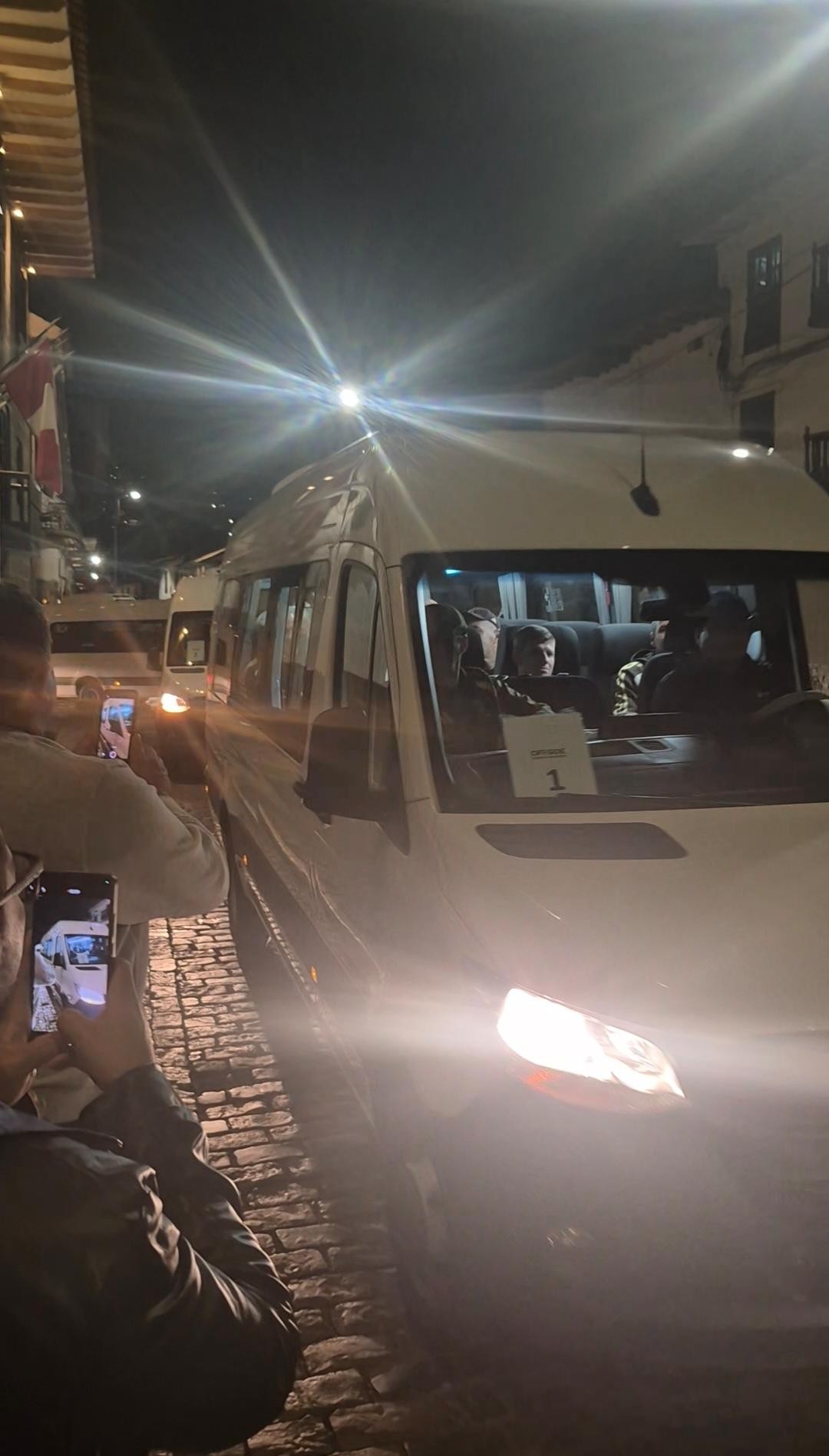 Com jogadores divididos em vans, Flamengo chega a Cusco para a estreia na Libertadores