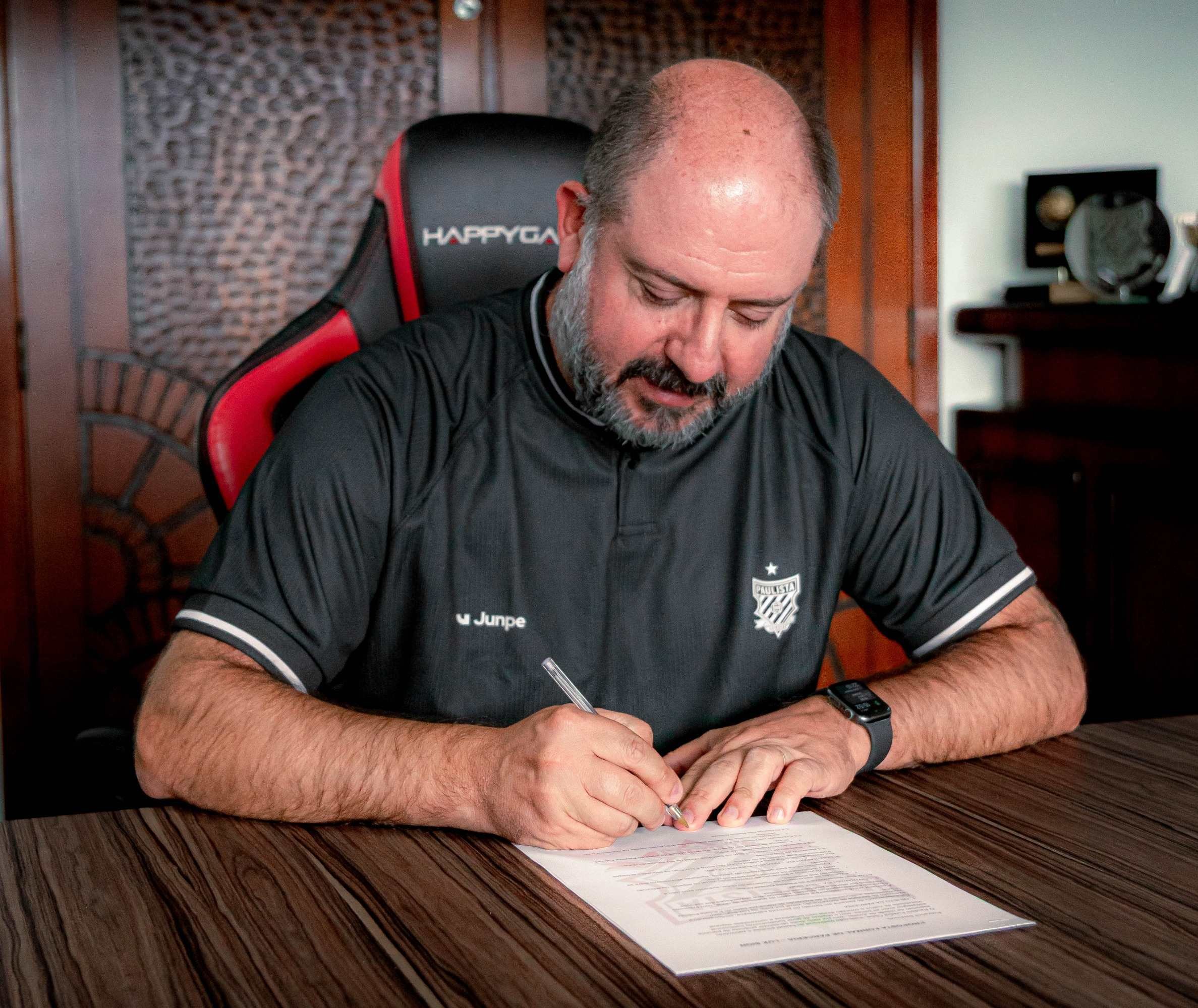 Paulista renova com o técnico Vinícius Munhoz