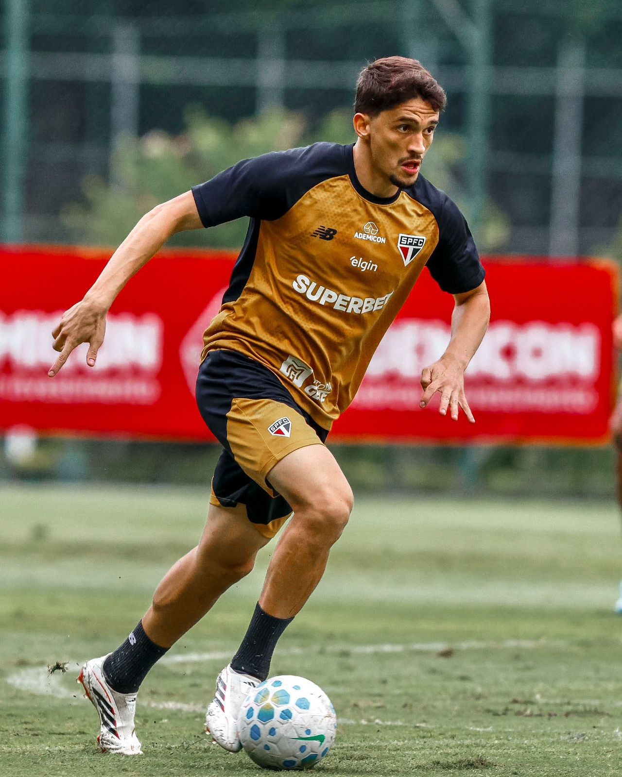 Pablo Maia sofre fraturas no nariz e na face em treino do São Paulo e passará por cirurgia