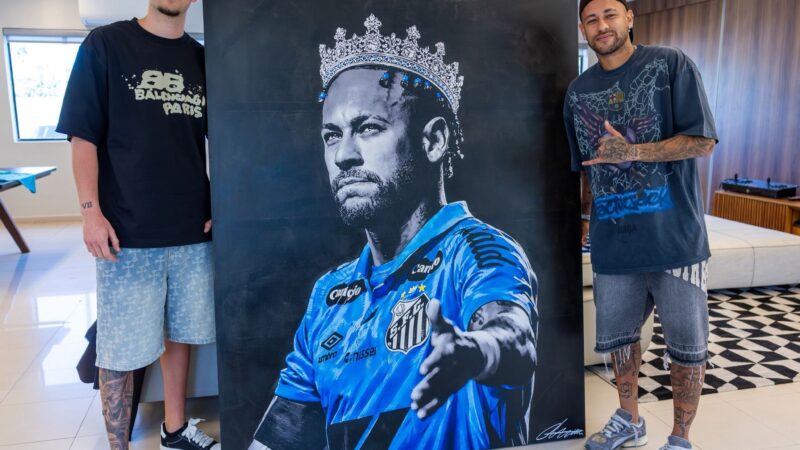 Artista italiano visita CT do Santos e presenteia Neymar com quadro