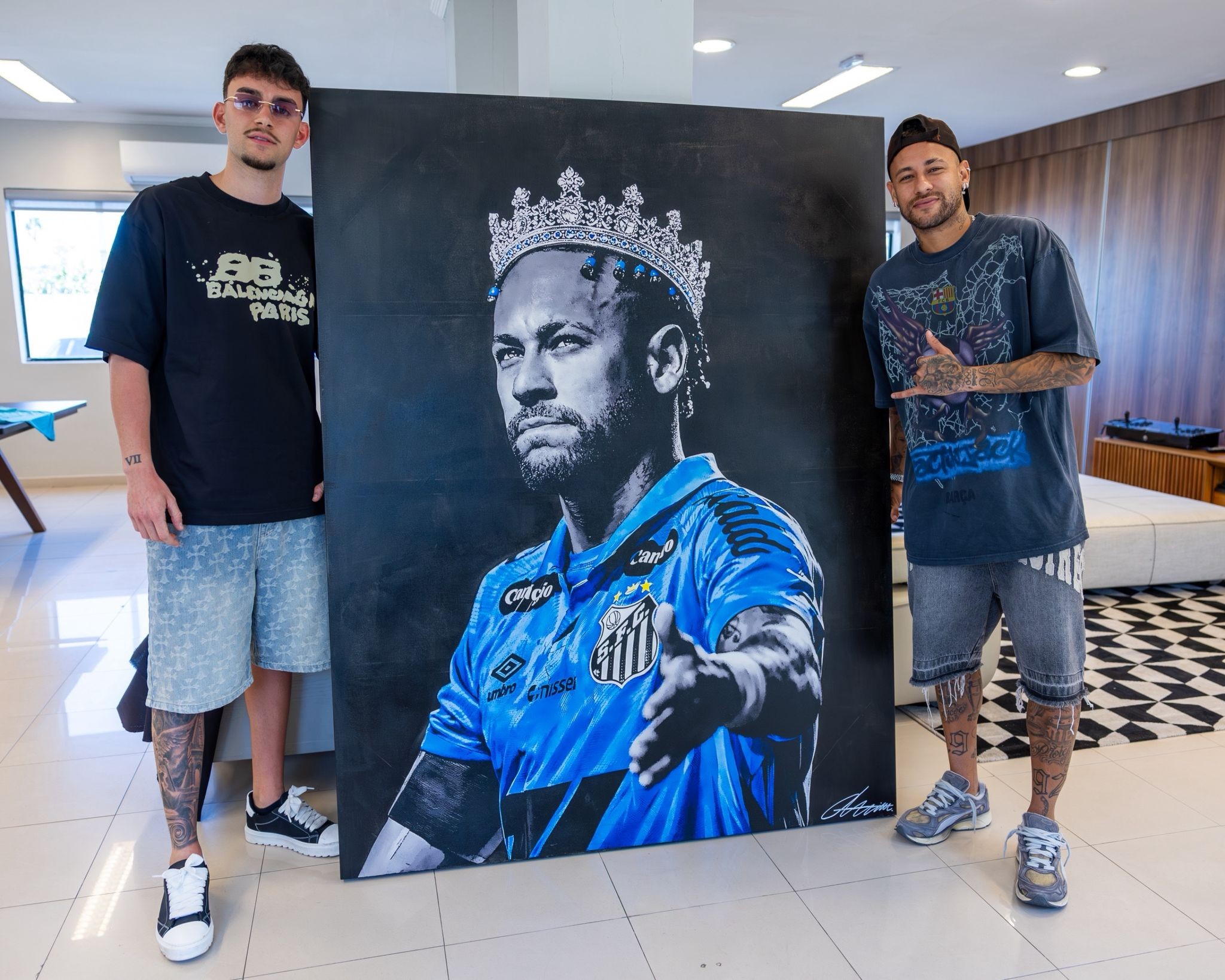 Artista italiano visita CT do Santos e presenteia Neymar com quadro