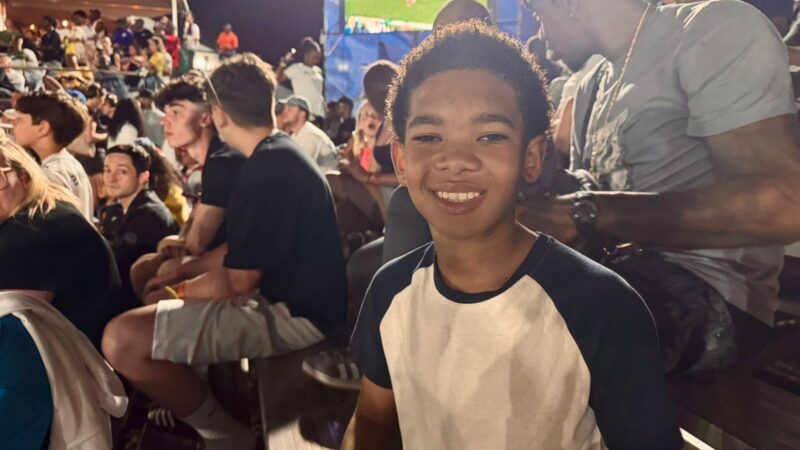 Ronaldinho causa euforia e mobiliza torcedores na Legends Cup, em Curaçao