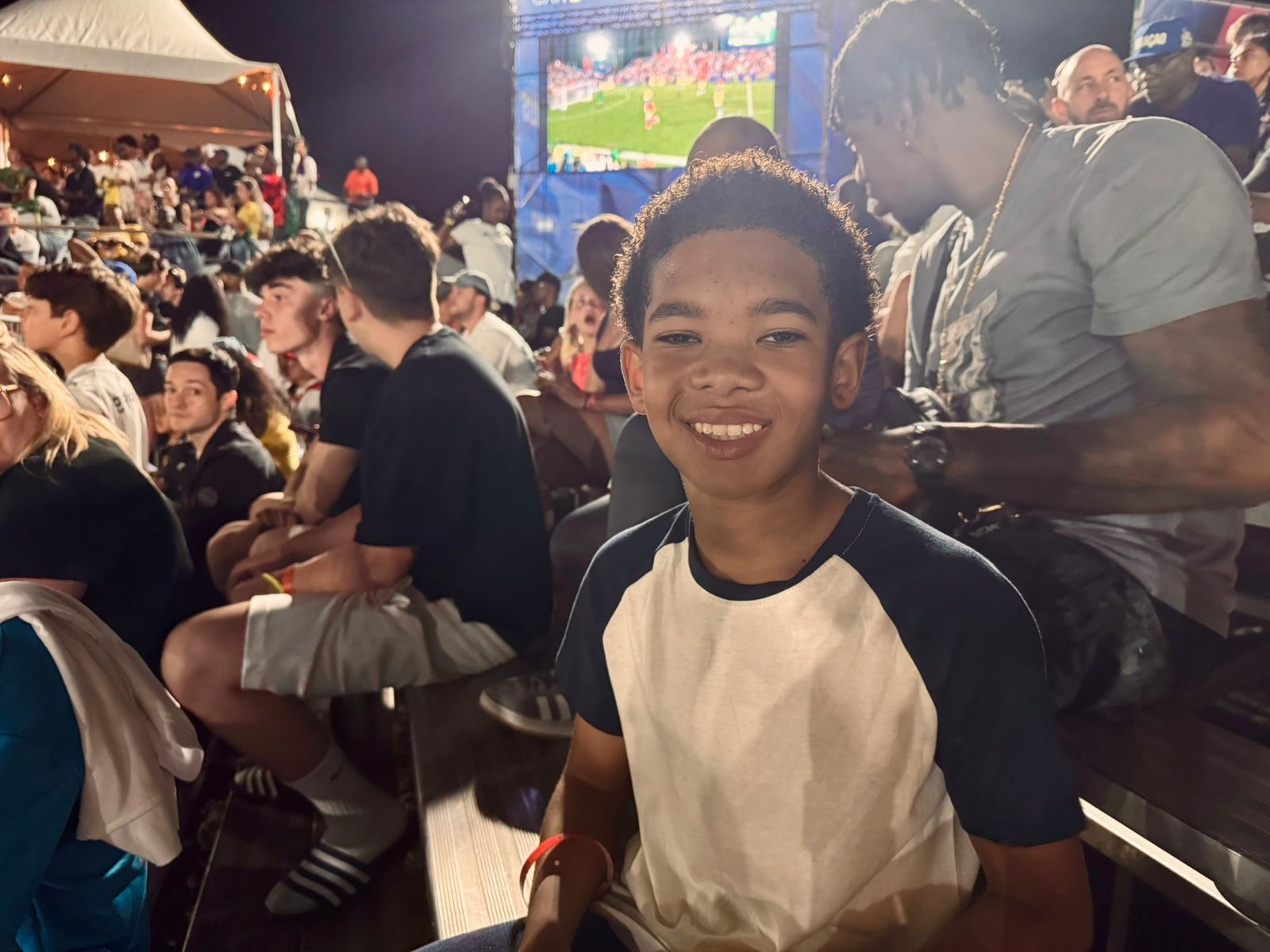 Ronaldinho causa euforia e mobiliza torcedores na Legends Cup, em Curaçao