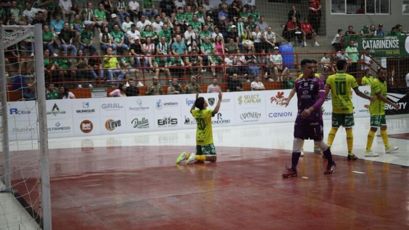 Buscando a primeira vitória no estadual, Jaraguá recebe a líder Chapecoense