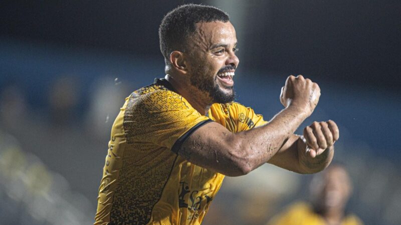 Com duas assistêncis e um gol, Tavares celebra vitória e união: “Um se doando pelo outro”