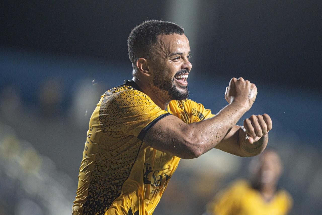 Com duas assistêncis e um gol, Tavares celebra vitória e união: “Um se doando pelo outro”