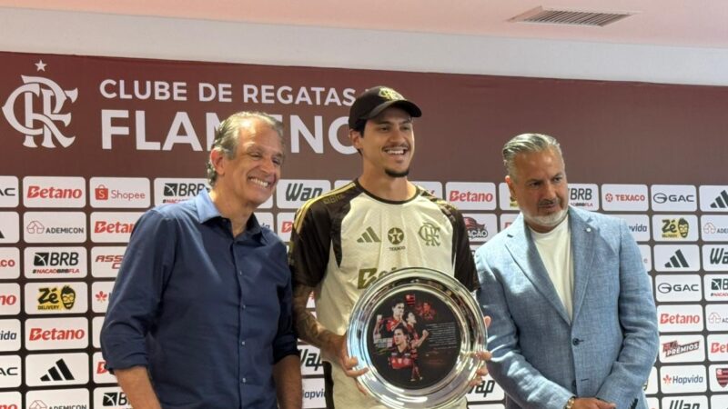 Flamengo faz homenagem a Pedro, maior artilheiro do clube no século