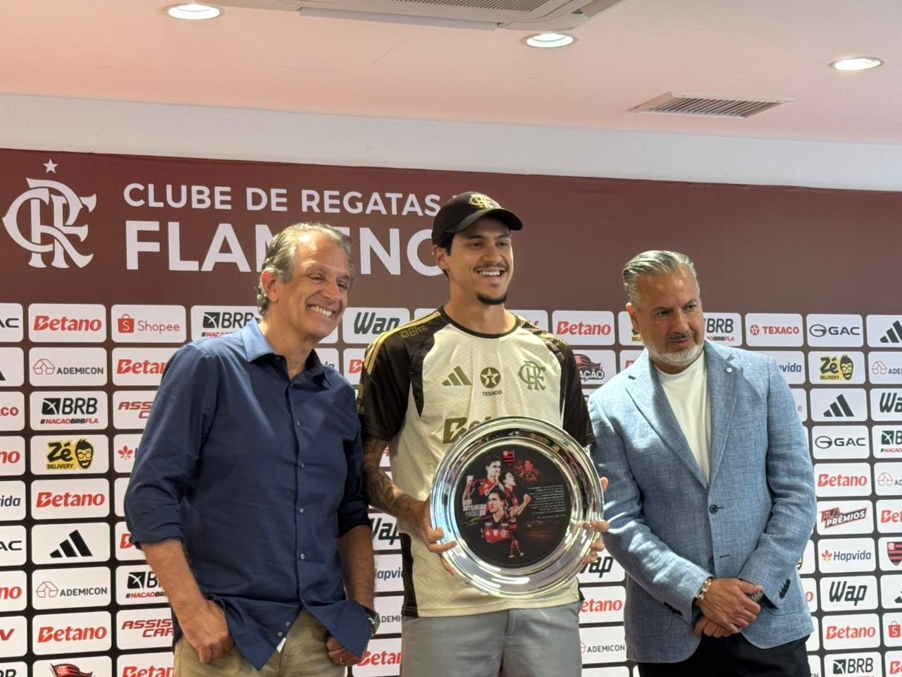 Flamengo faz homenagem a Pedro, maior artilheiro do clube no século