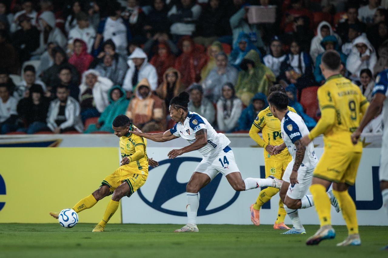 Análise: Mirassol carrega feridas do Brasileirão, sofre pane e não faz frente à LDU