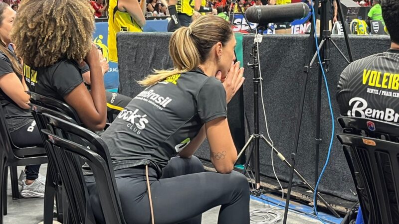 Carol Gattaz acompanha derrota do Praia Clube e avalia fase torcedora: “Impotência grande”