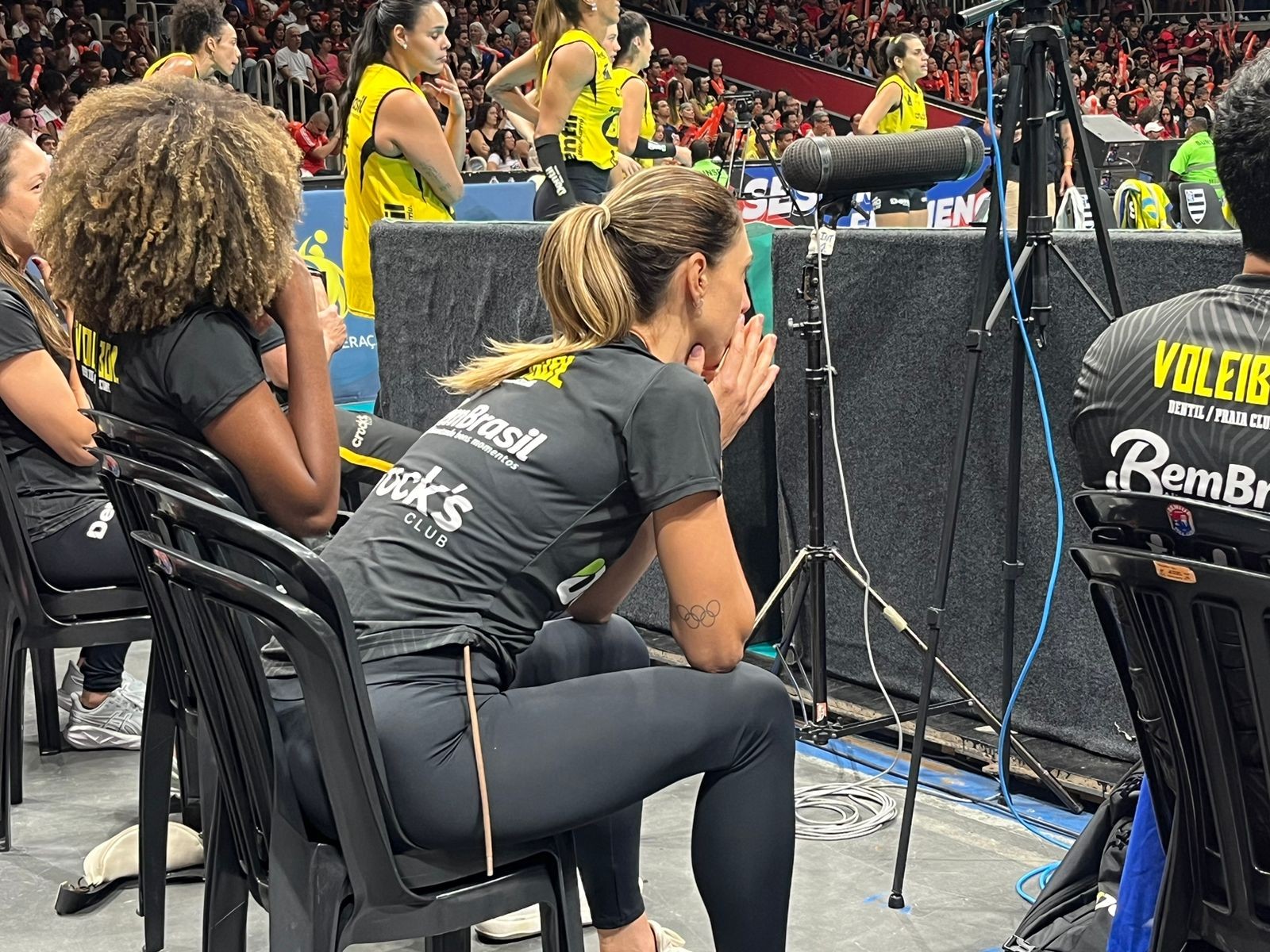 Carol Gattaz acompanha derrota do Praia Clube e avalia fase torcedora: “Impotência grande”