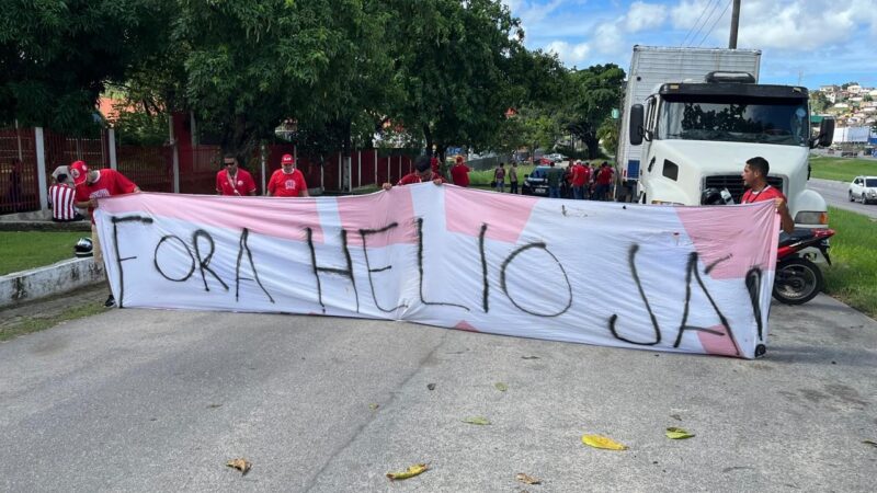 Organizada do Náutico protesta na frente do CT do clube: “Fora, Hélio”