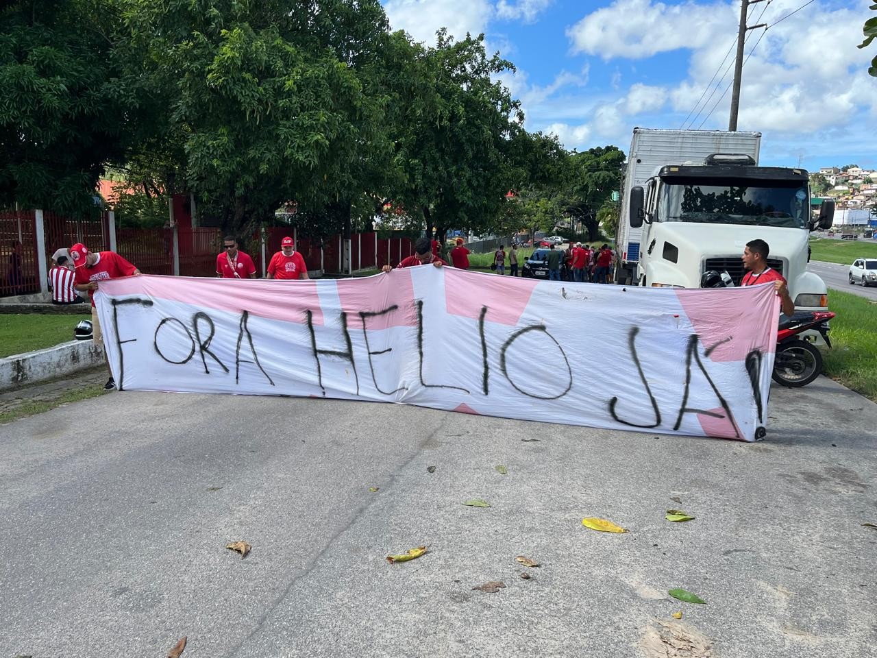 Organizada do Náutico protesta na frente do CT do clube: “Fora, Hélio”