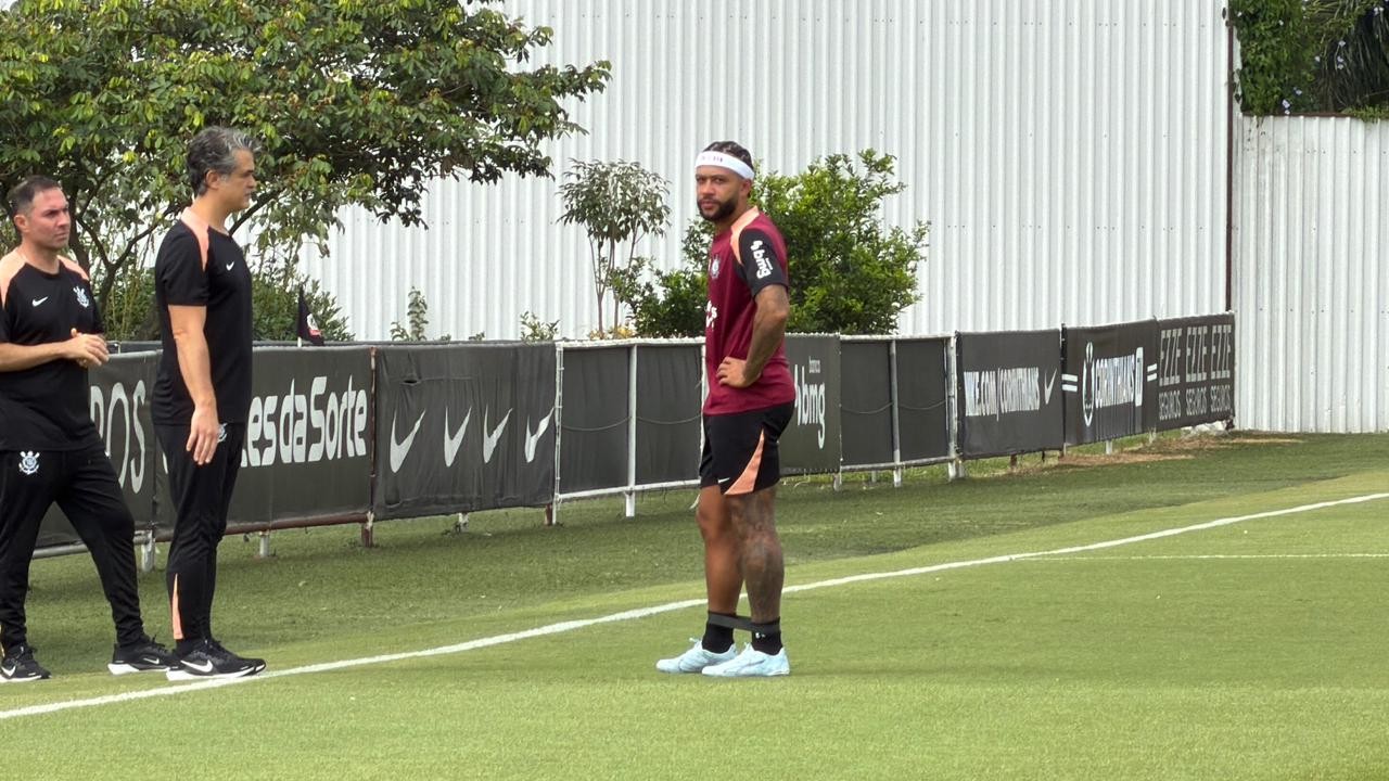 Treino do Corinthians: Memphis Depay e Gui Negão realizam atividades em campo no CT