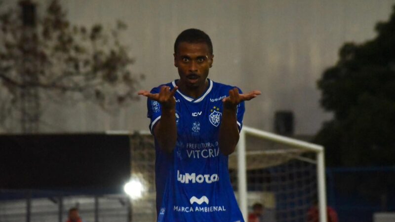 Técnico do Vitória-ES celebra gols de jogadores do banco, após triunfo na Série D