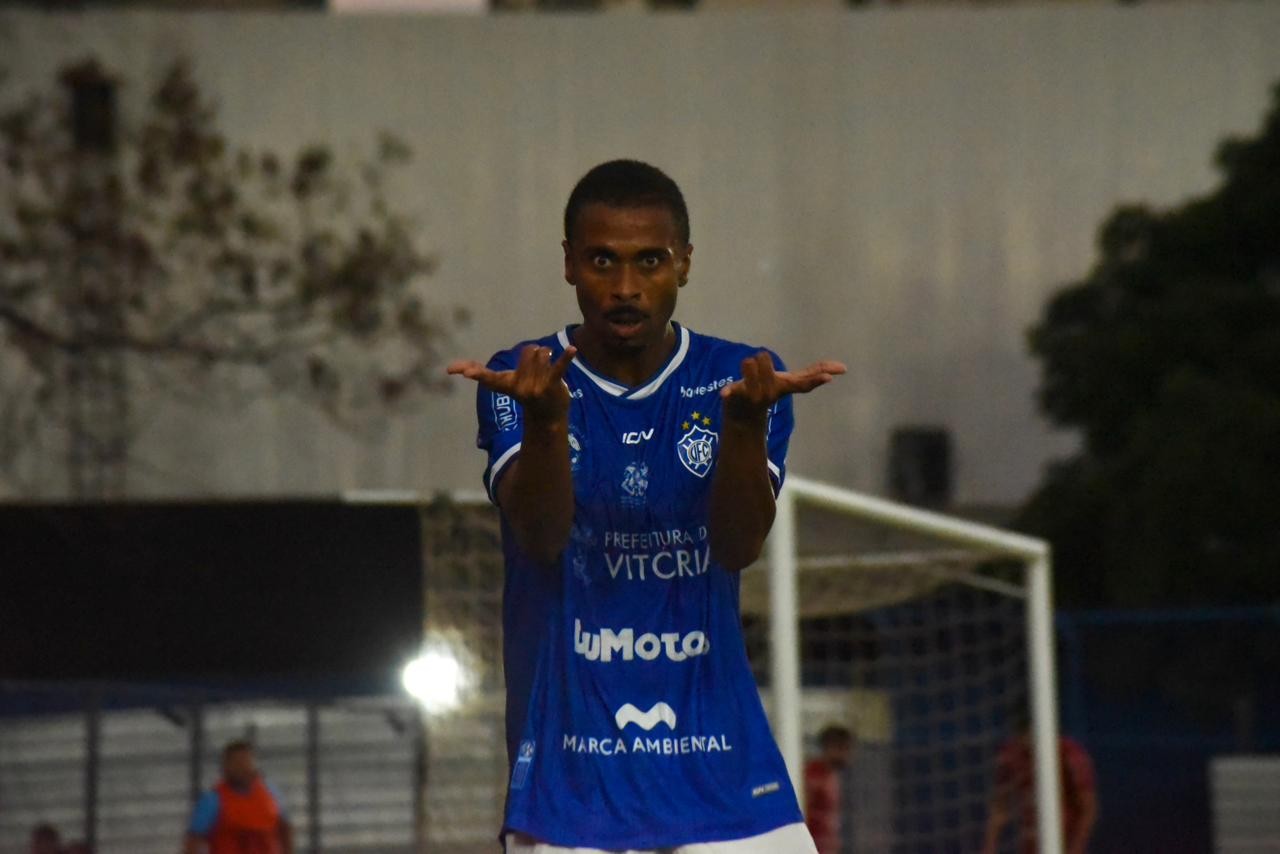 Técnico do Vitória-ES celebra gols de jogadores do banco, após triunfo na Série D