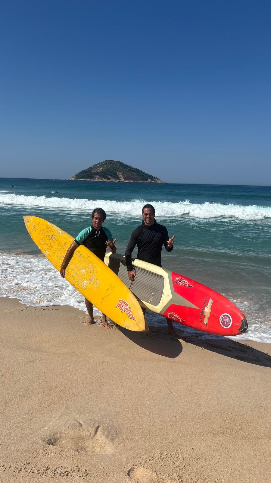 Remada em Grumari: conexão com a natureza, desafio e integração com o mar