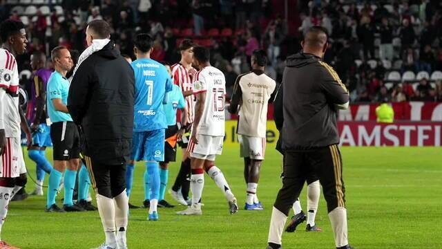 Danilo, do Flamengo, deixa no vácuo jogador do Estudiantes que fez falta dura em Bruno Henrique; veja