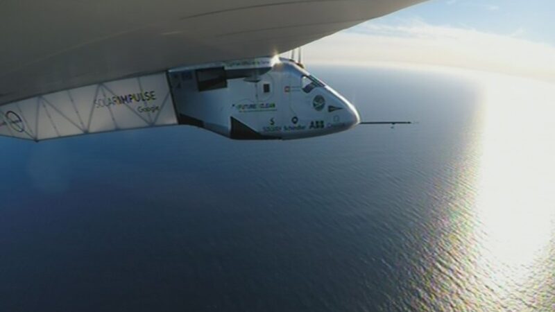 Avião movido a energia solar que deu volta ao mundo cai no mar