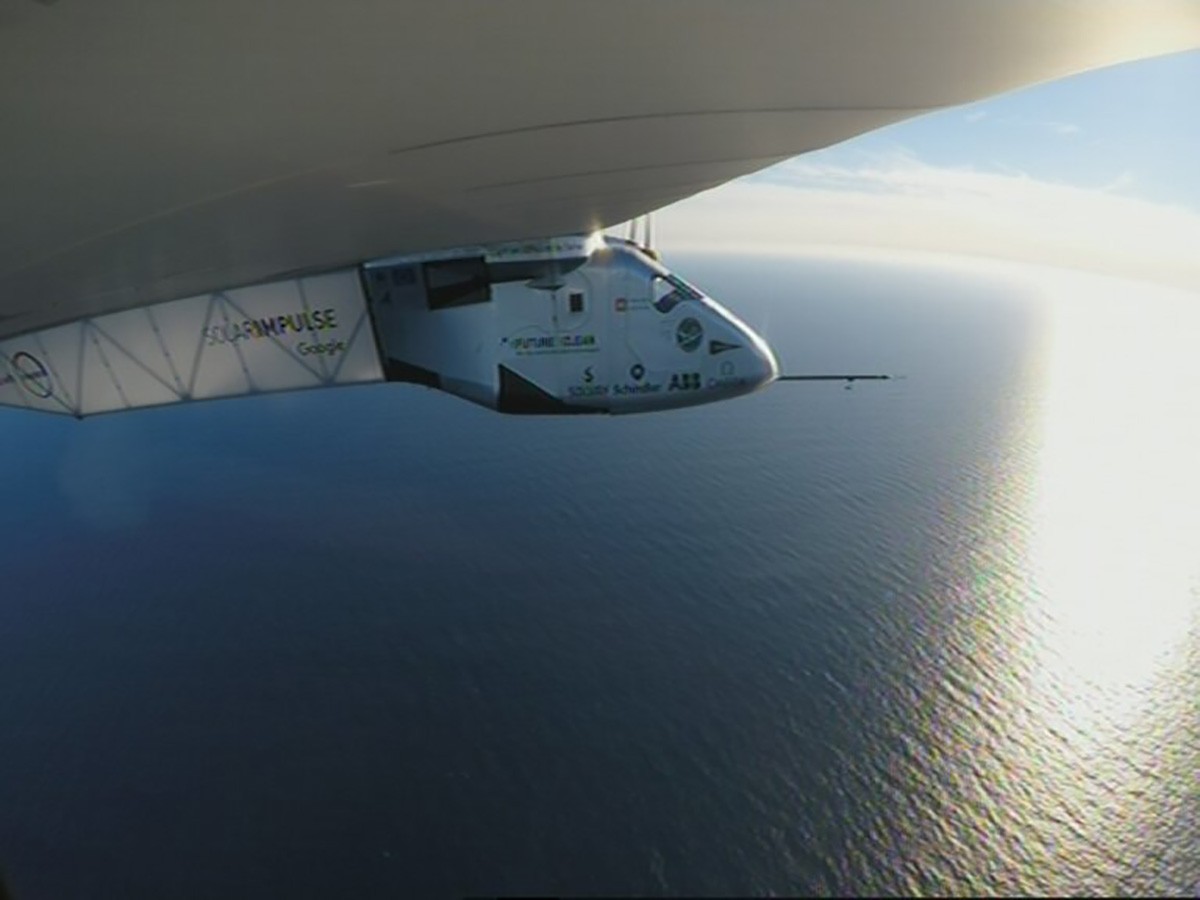 Avião movido a energia solar que deu volta ao mundo cai no mar