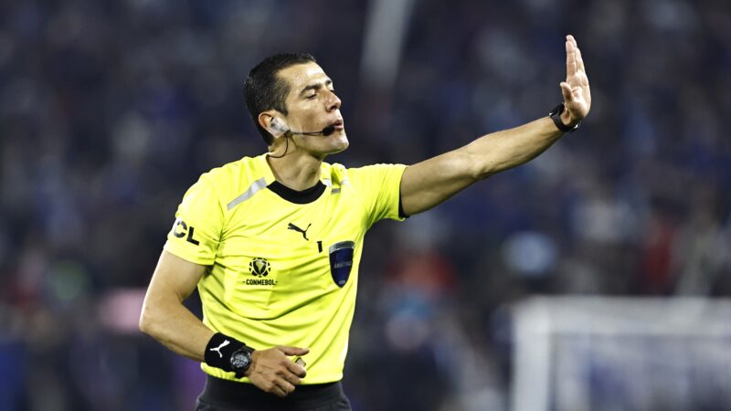 Jogadores do Cruzeiro criticam postura da arbitragem em jogo com expulsão: “Quis ser protagonista”