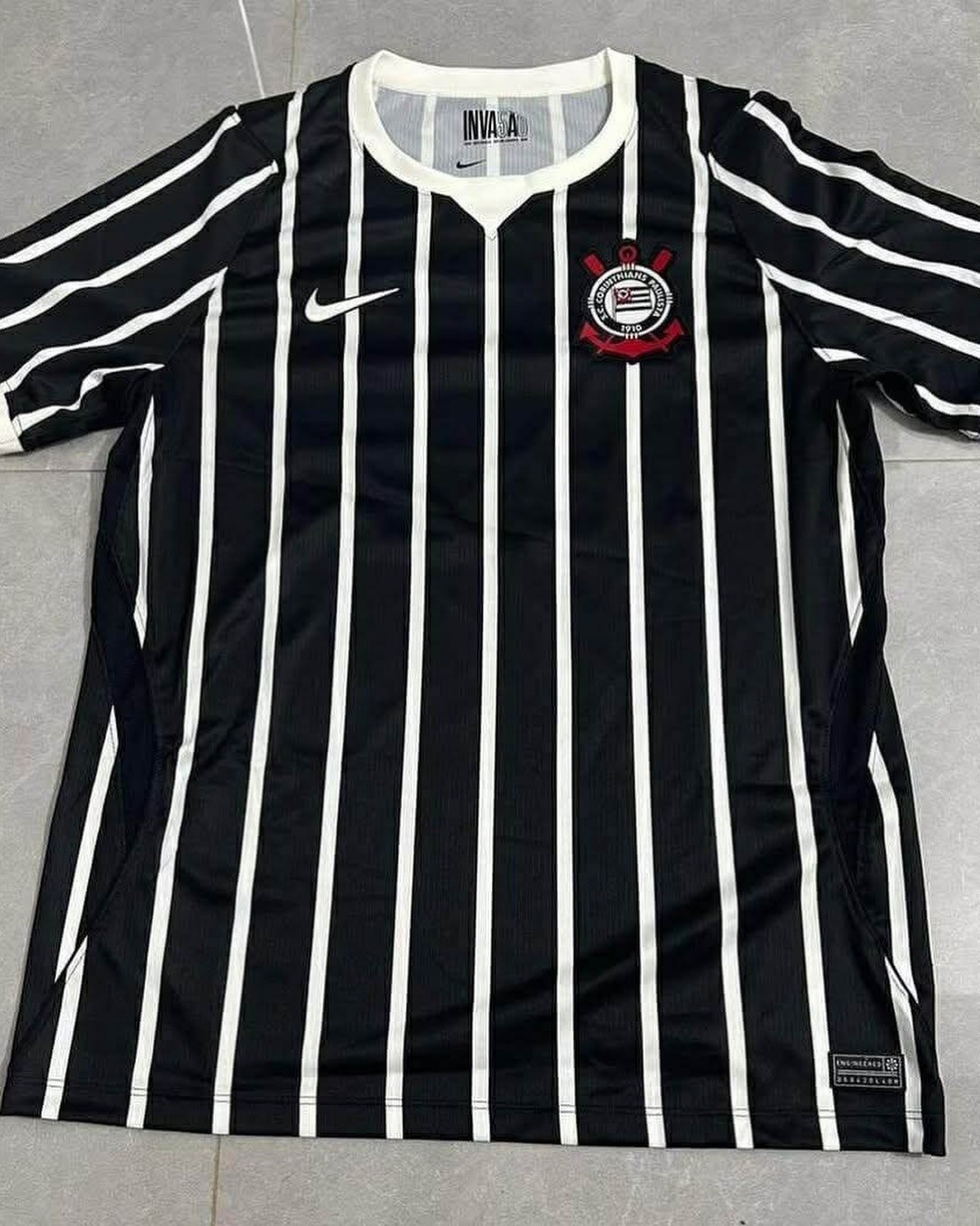 Corinthians recebe aval da CBF para estrear nova camisa preta na Arena contra o São Paulo