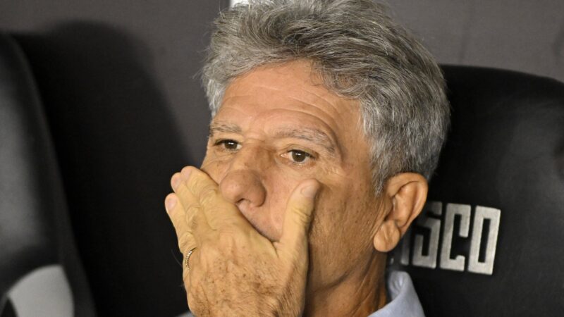 Vasco é multado após torcedores arremessarem copos na direção de Renato Gaúcho