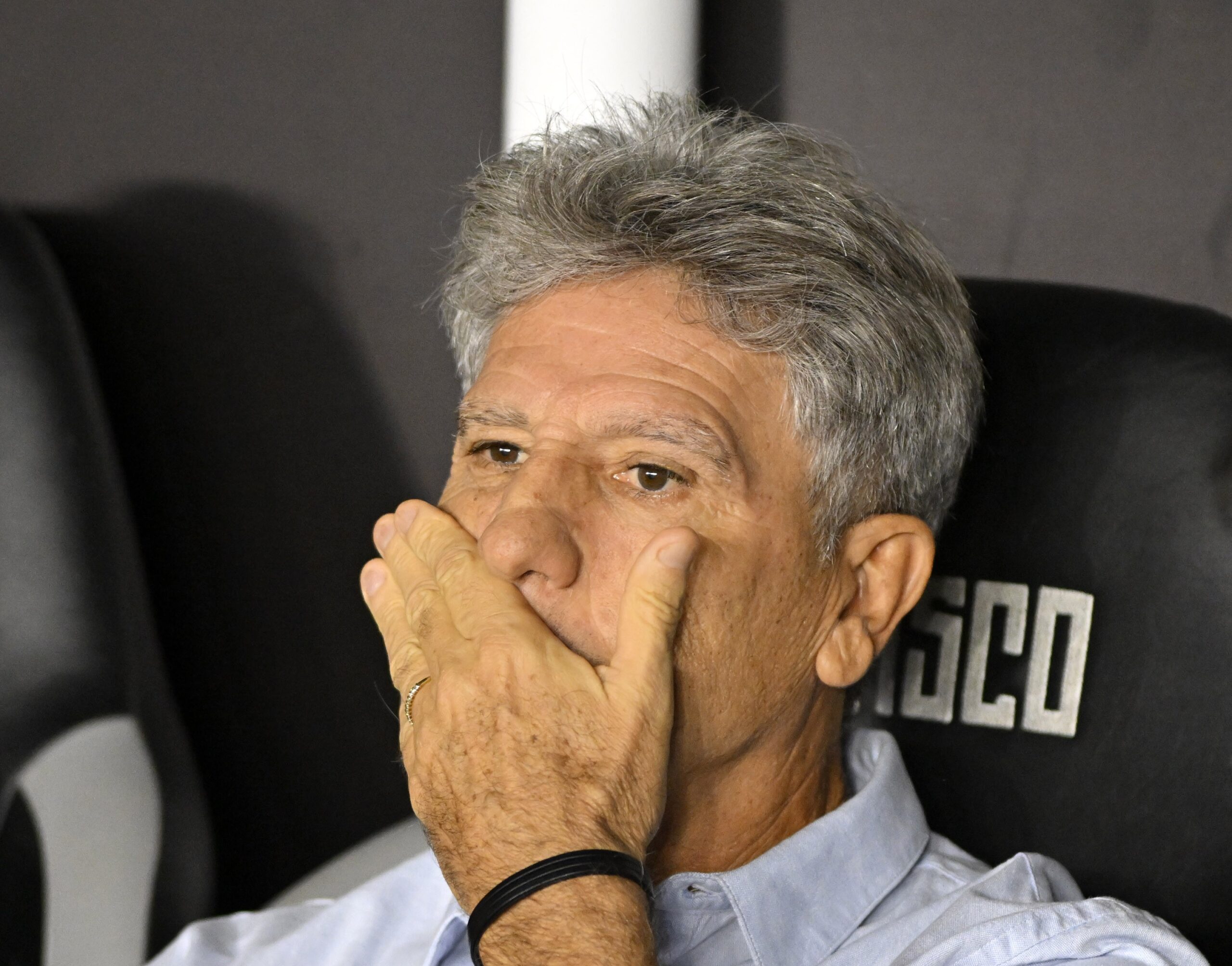 Vasco é multado após torcedores arremessarem copos na direção de Renato Gaúcho