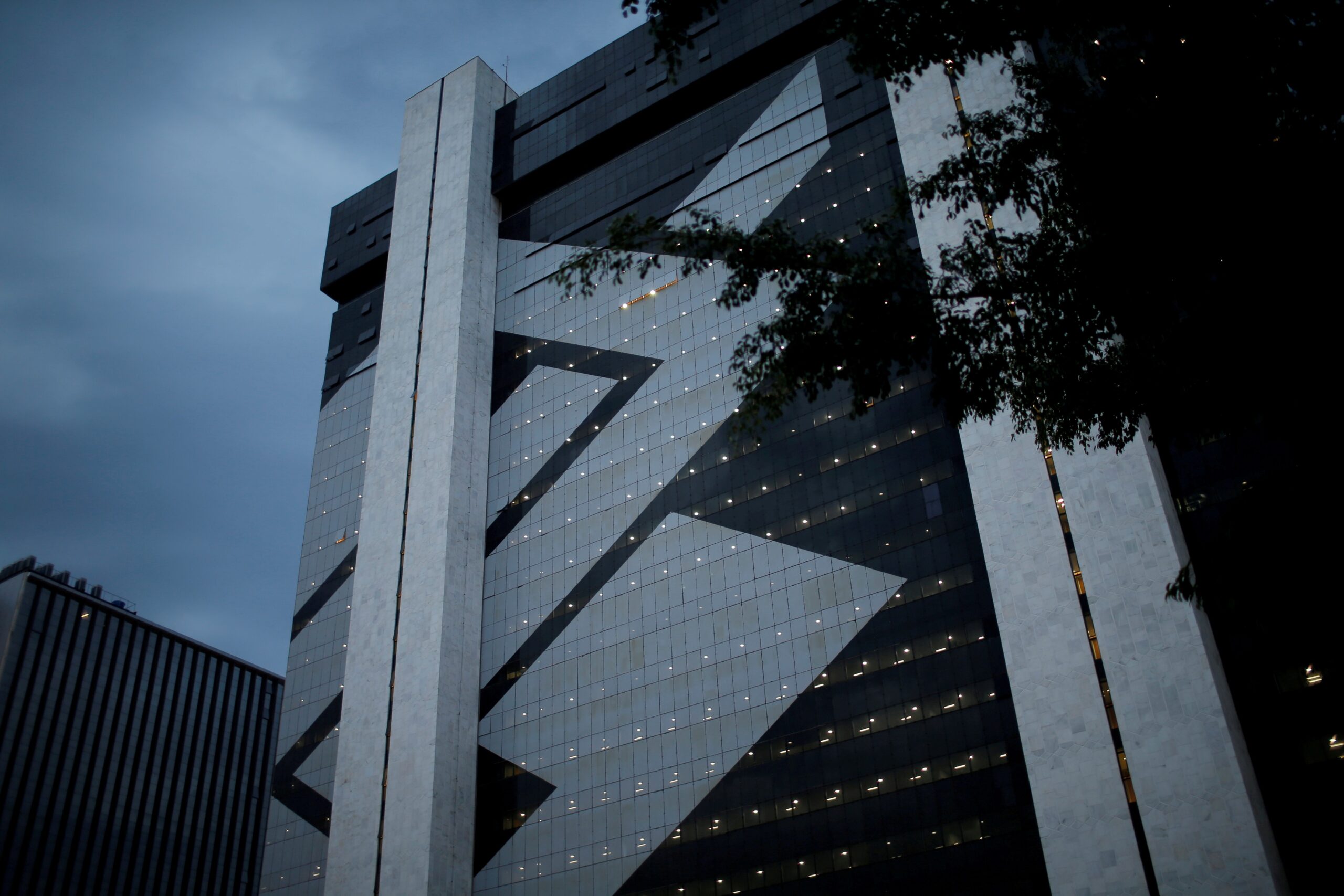 Banco do Brasil corta previsão de lucro para 2026 após queda de mais de 50% no 1º trimestre
