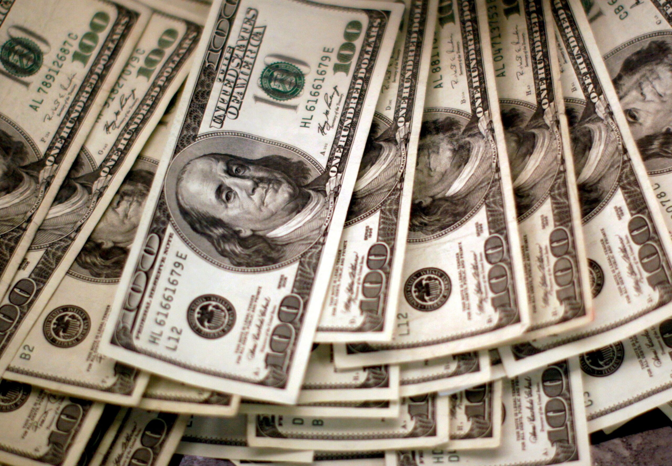 Dólar abre em alta com mercado atento a ataques dos EUA ao Irã