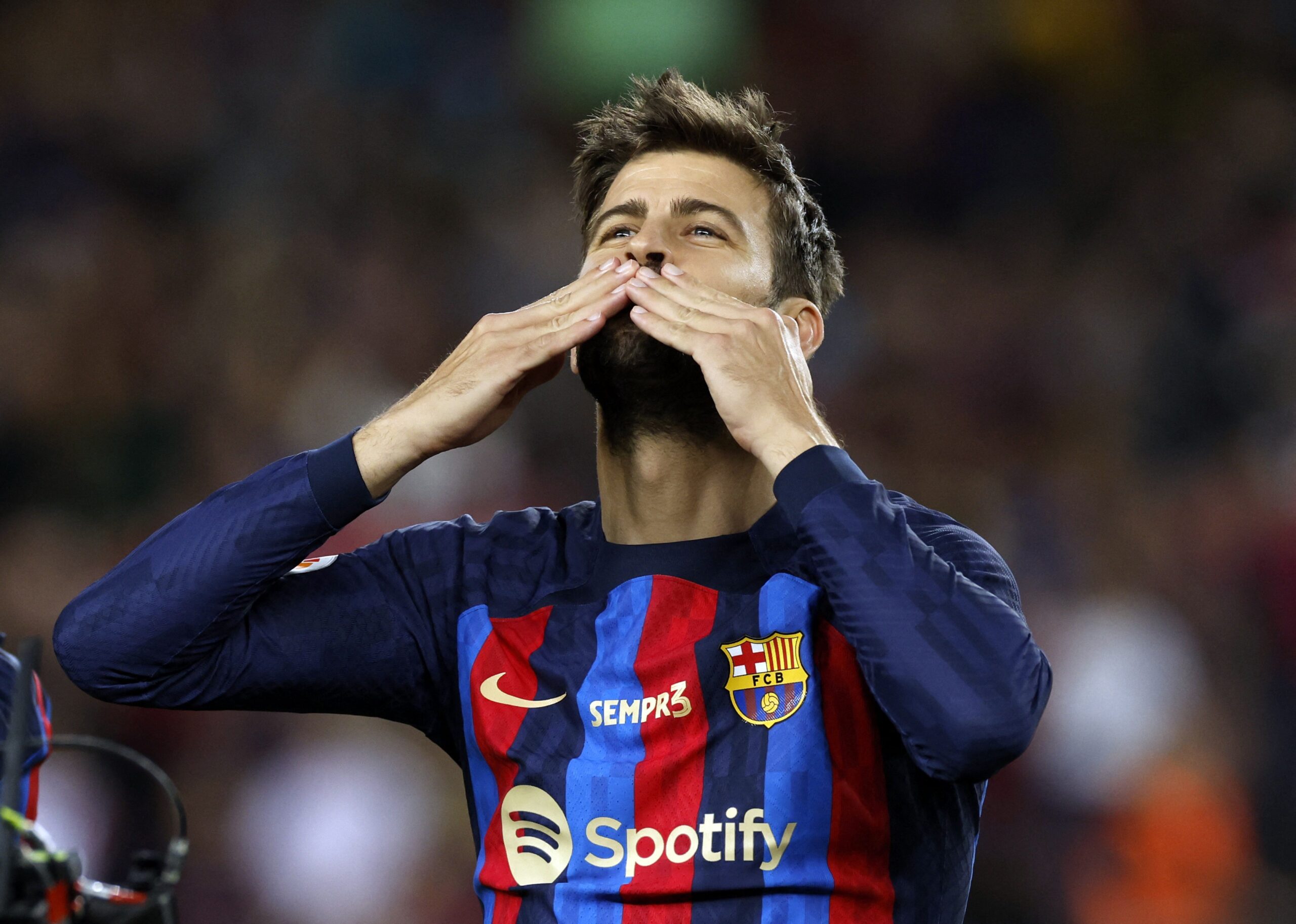 Piqué ironiza crise no Real Madrid e pergunta a Casillas: “Quem ganhou a briga?”