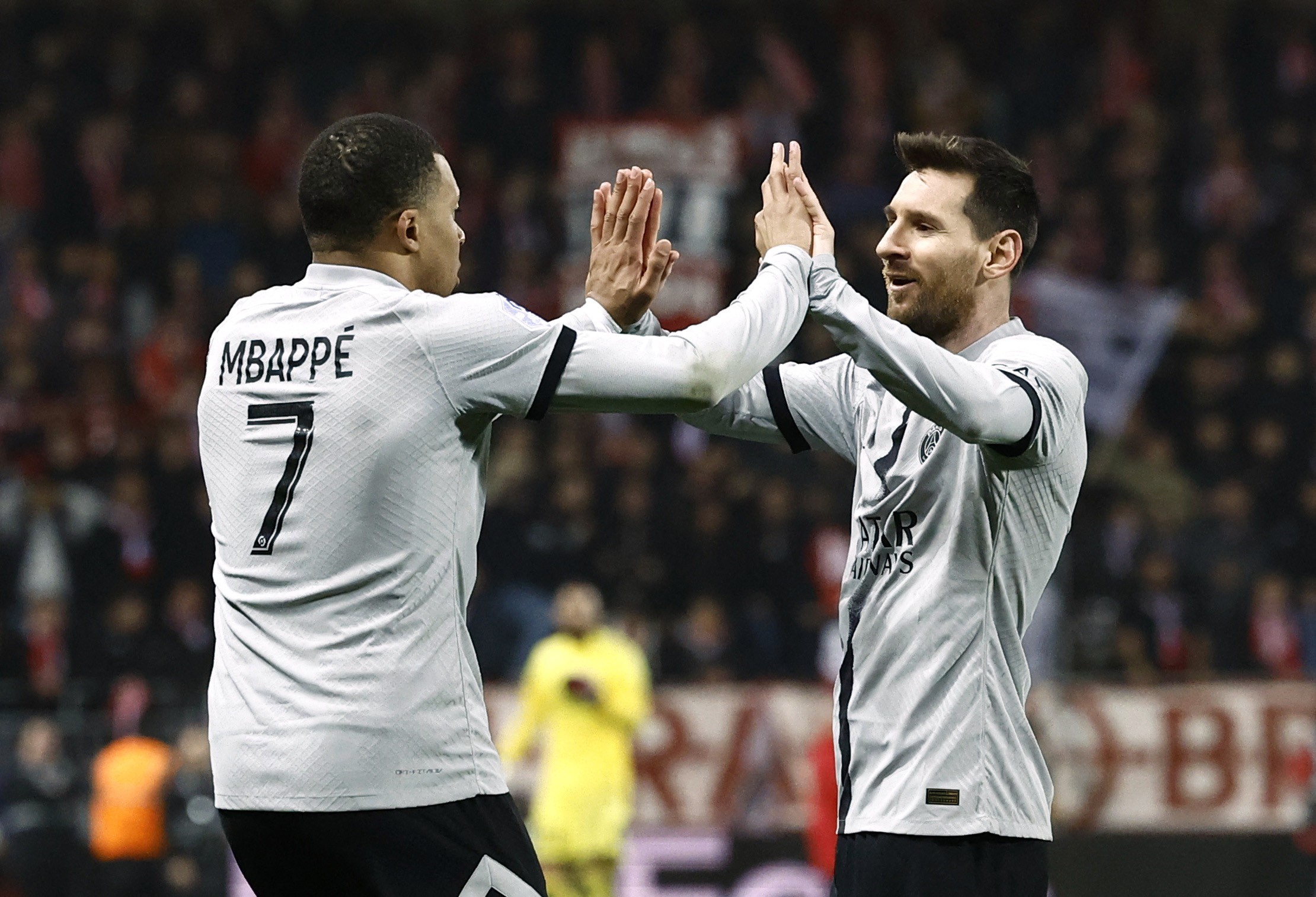 Ex-técnico do PSG recorda dificuldade de Mbappé em atuar com Messi: “Minha força é correr, mas não consigo”
