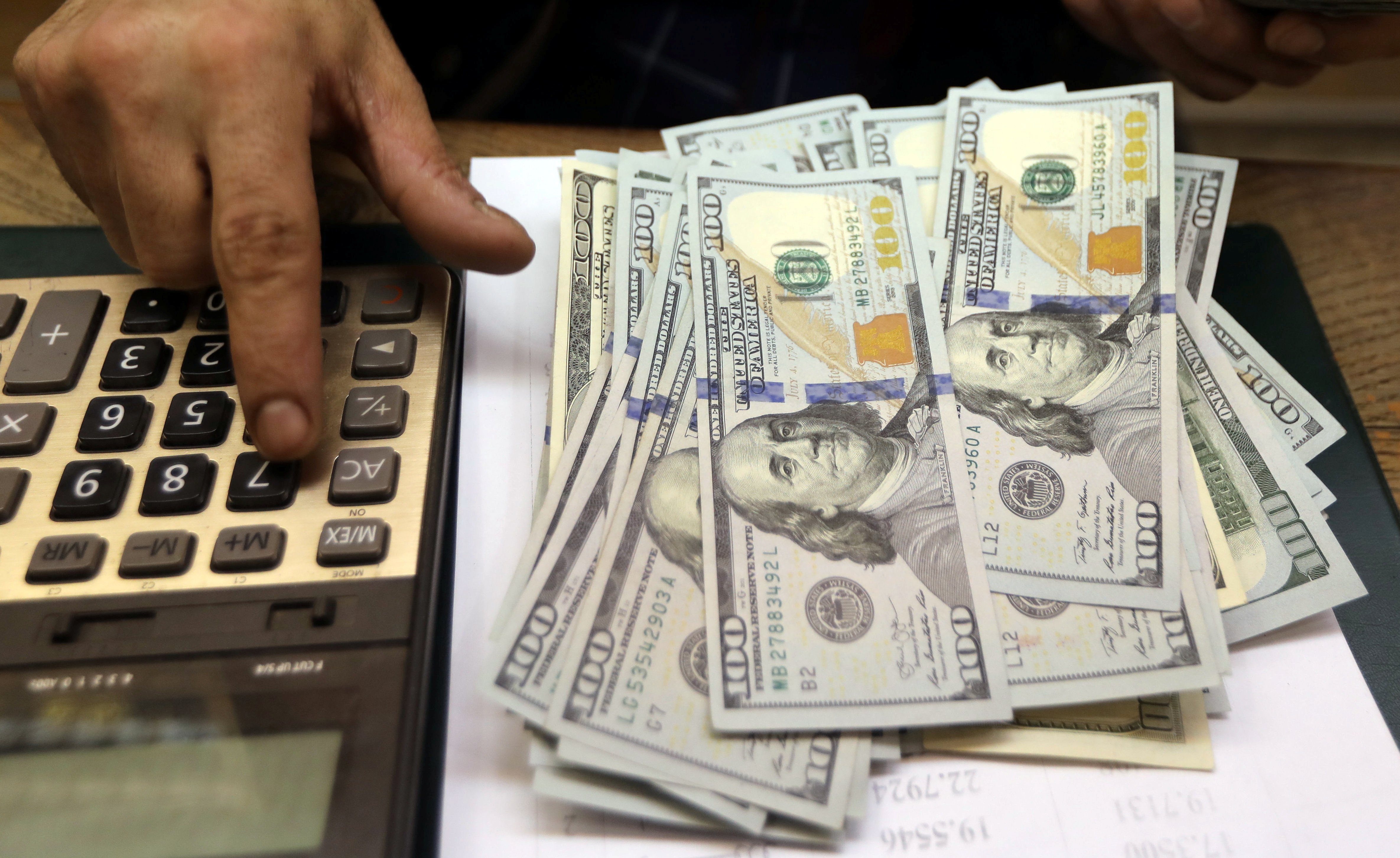 Dólar inicia o dia em alta de olho no Oriente Médio e em dados de emprego no Brasil
