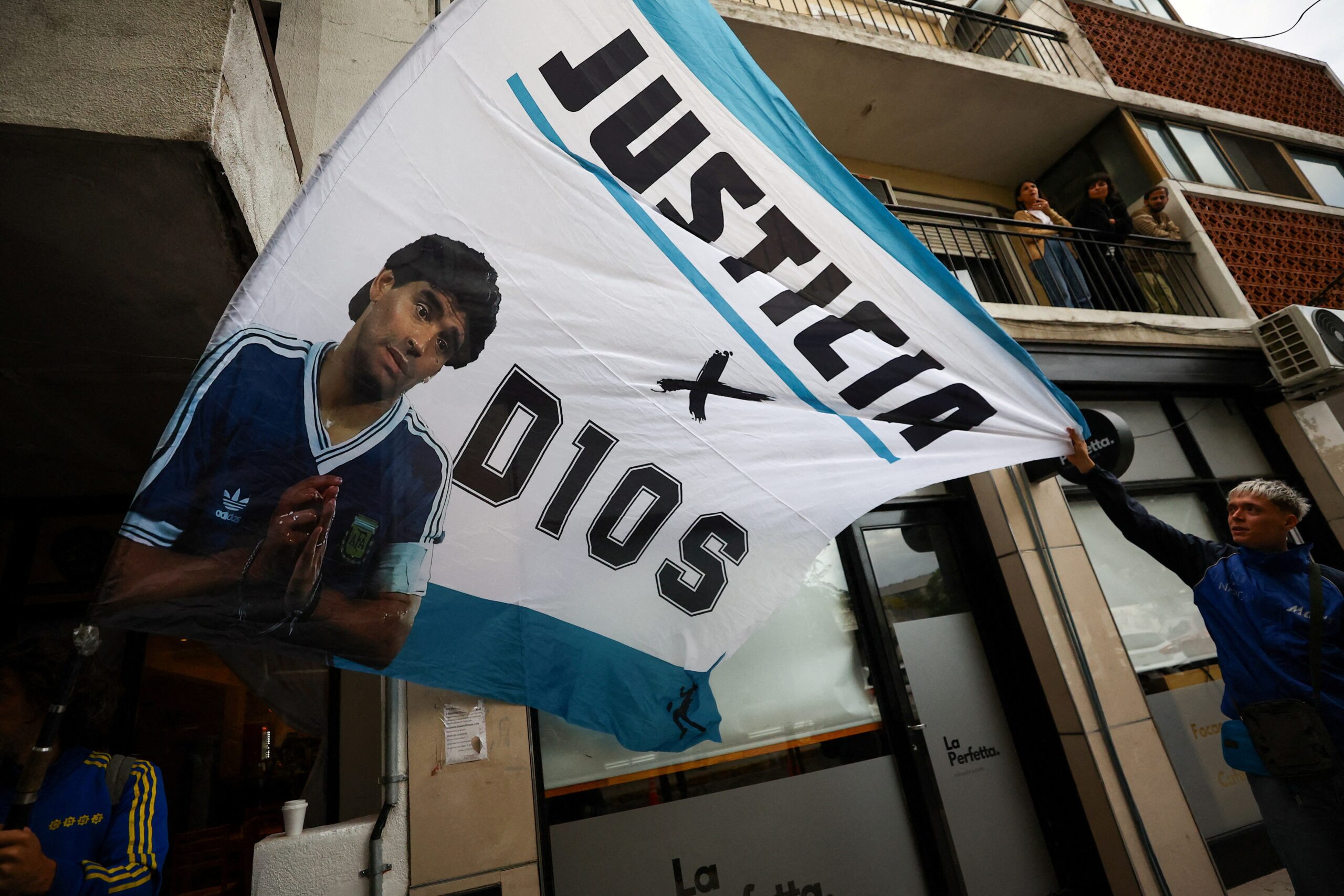 Filha de Maradona acusa ex-advogado e equipe médica de articularem plano para controlar o pai
