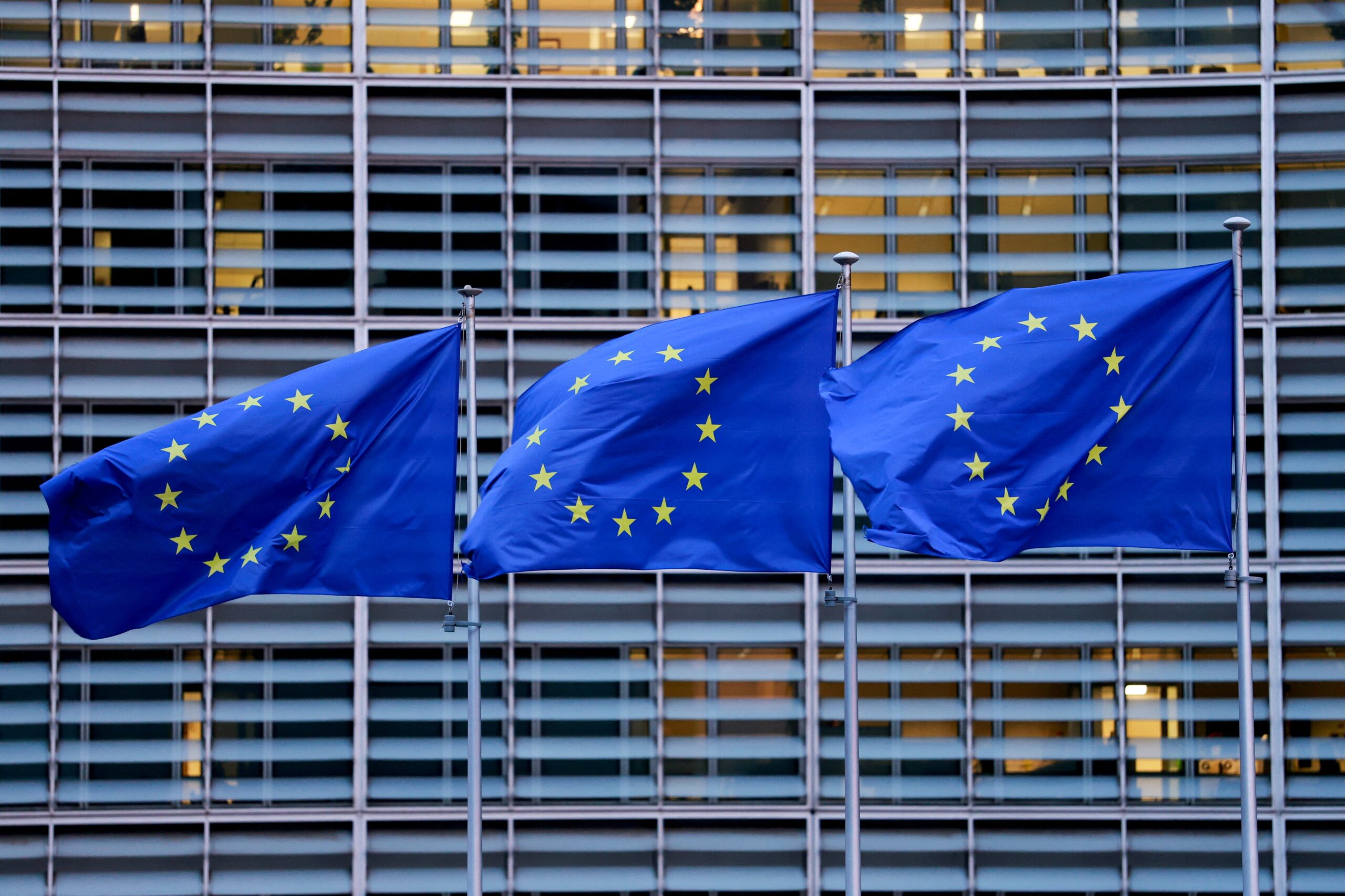 Países da UE pressionam para finalizar acordo comercial com os EUA e evitar aumento de tarifas de automóveis